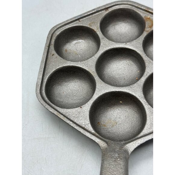 Cast Iron biscuit Pan With 7 Round Cups camping home use 6.5x11.5" handle READ - Picture 3 of 8